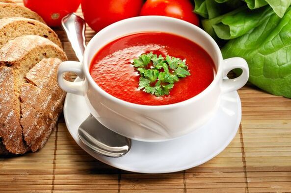 ٹماٹر کے سوپ کے ساتھ پینے کے کھانے کے مینو کو متنوع بنایا جا سکتا ہے۔
